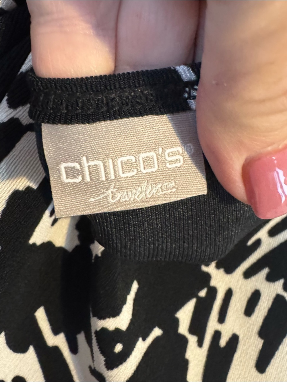 Chico's *travel Collection* Black & White V-Neck Brushstroke Top  12/14   #14 - Picture 8 of 8